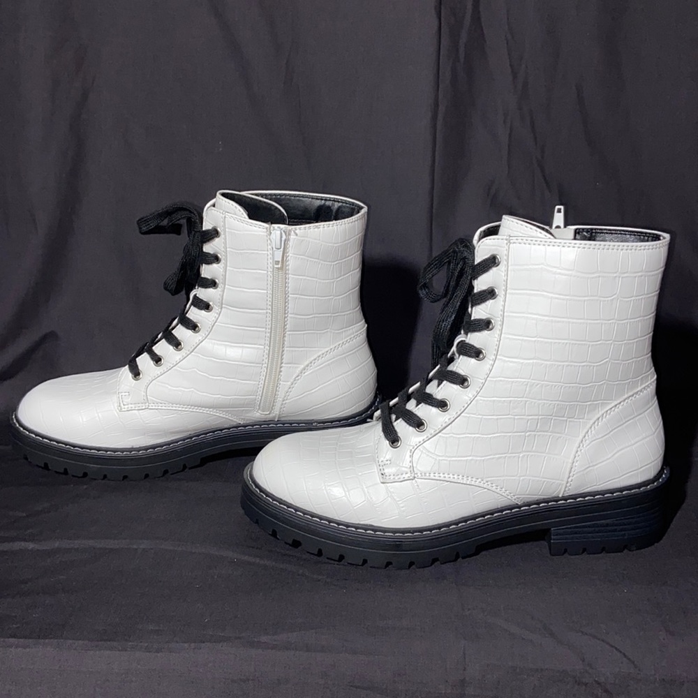 TRUE CRAFT COMBAT BOOTS  SIZE 10 White & Black With Alligator Print. NWOT or Box